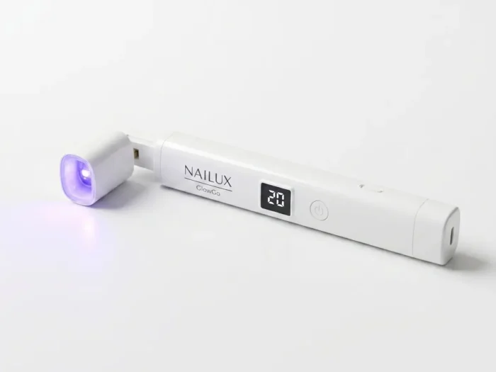Na beloj pozadini postavljena GlowGo uv/led lampa za nokte u bočnom položaju