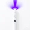 Uključena GlowGo lampa za nokte koja emitira zrake postavljena je na bijeloj pozadini.