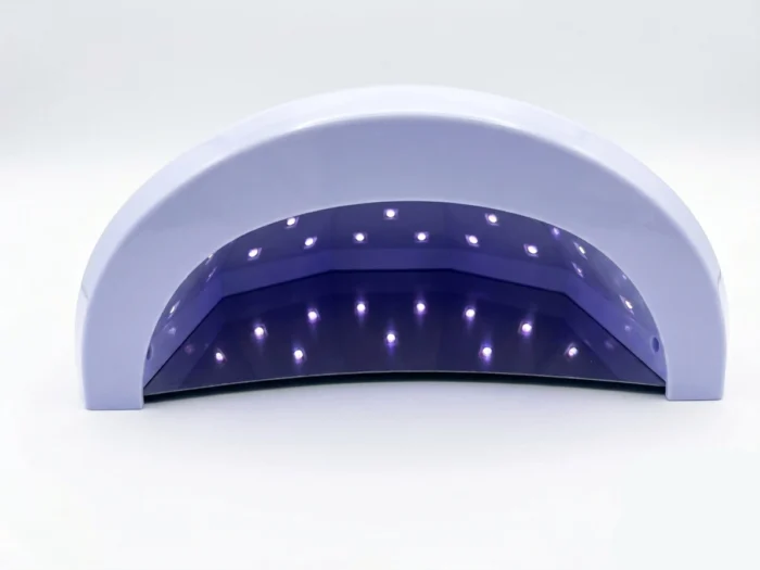 Na bijeloj pozadini postavljena ProStudio uv/led lampa brenda Nailuxe, uslikana sa prednje strane kako bi se videle diode